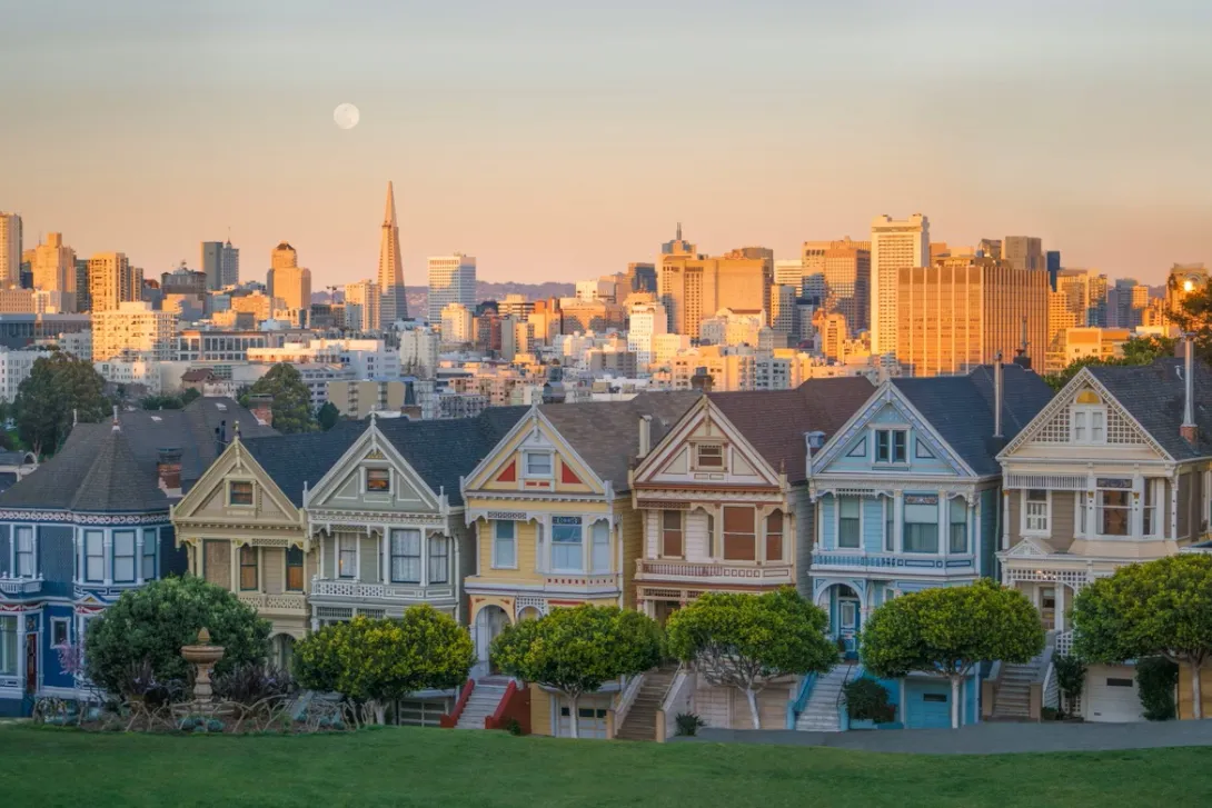 Panoramic view of a San Francisco neighborhood with rooftops and city streets, the starting point of a scenic Northern California road trip to Calistoga