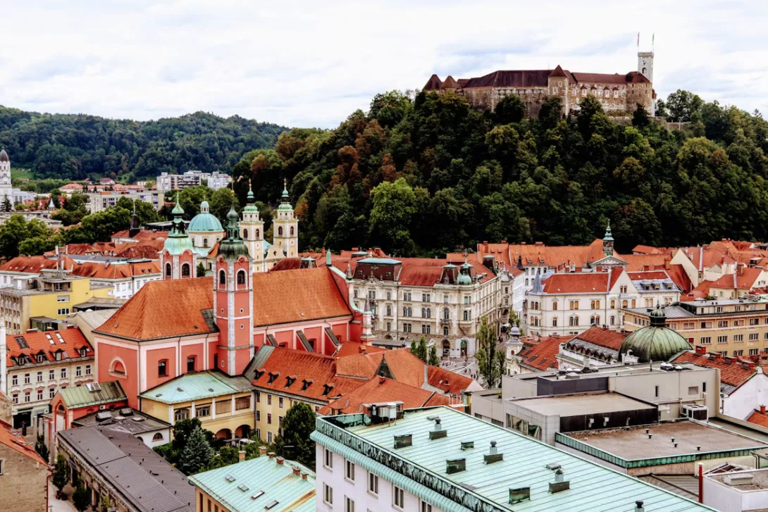 Plan the perfect Ljubljana to Milan road trip with detailed driving routes, highway logistics, and the best stops including Postojna Cave, Trieste, Venice, and Verona. Includes parking tips, travel times, and a practical 3-day itinerary across Slovenia and northern Italy.